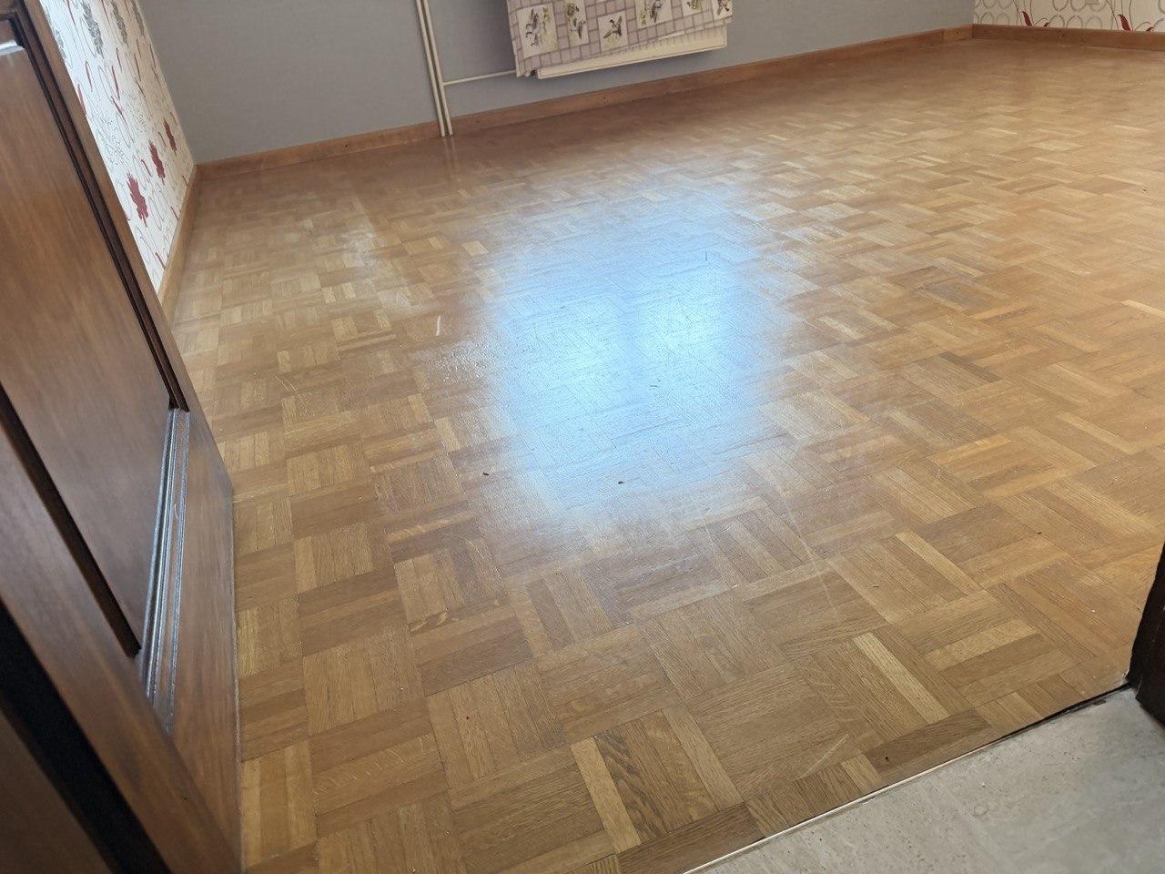 Parquet damier avant rénovation - Vue d'ensemble chambre 1