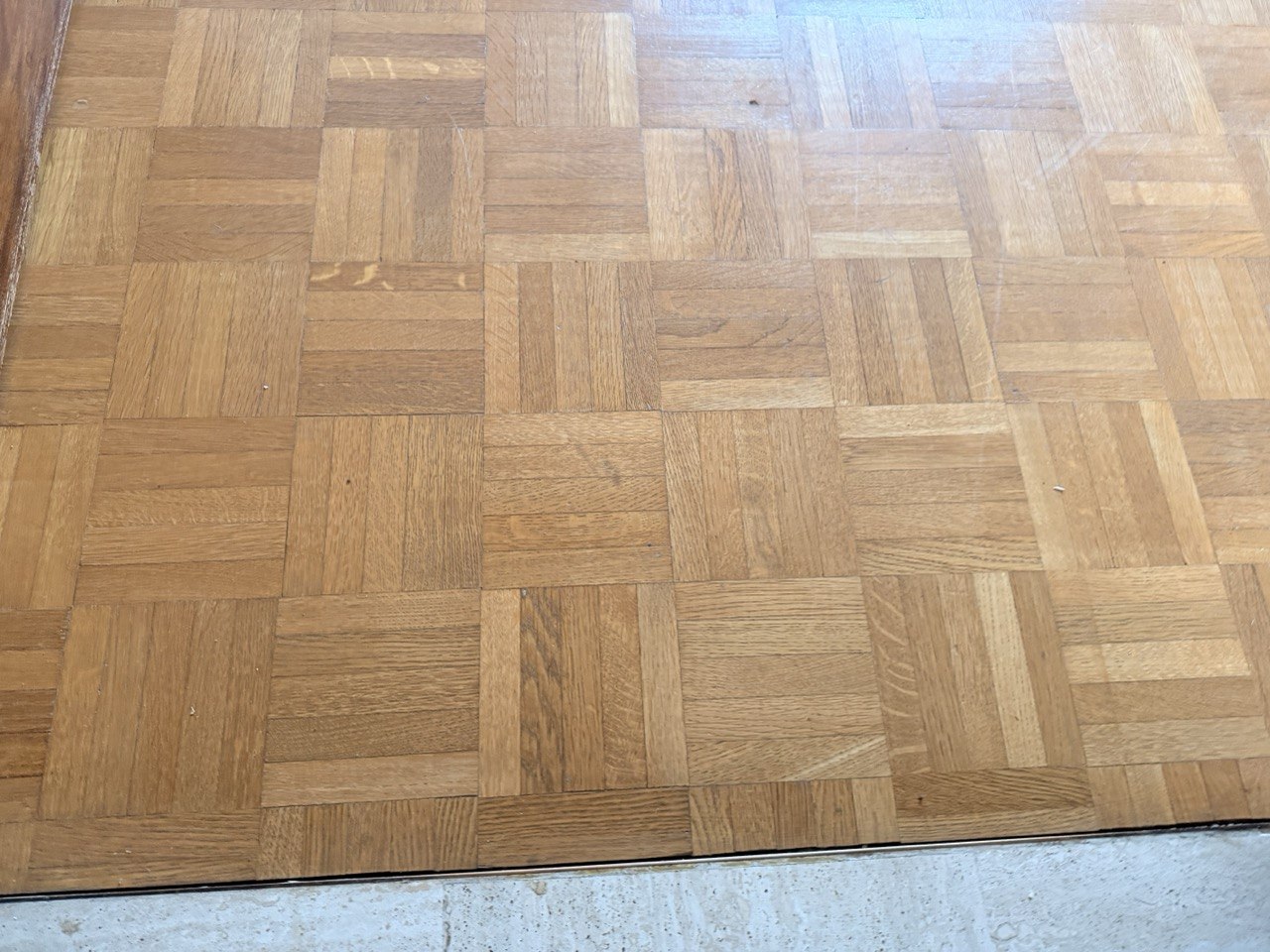 Détail motif damier usé - Zones de décoloration