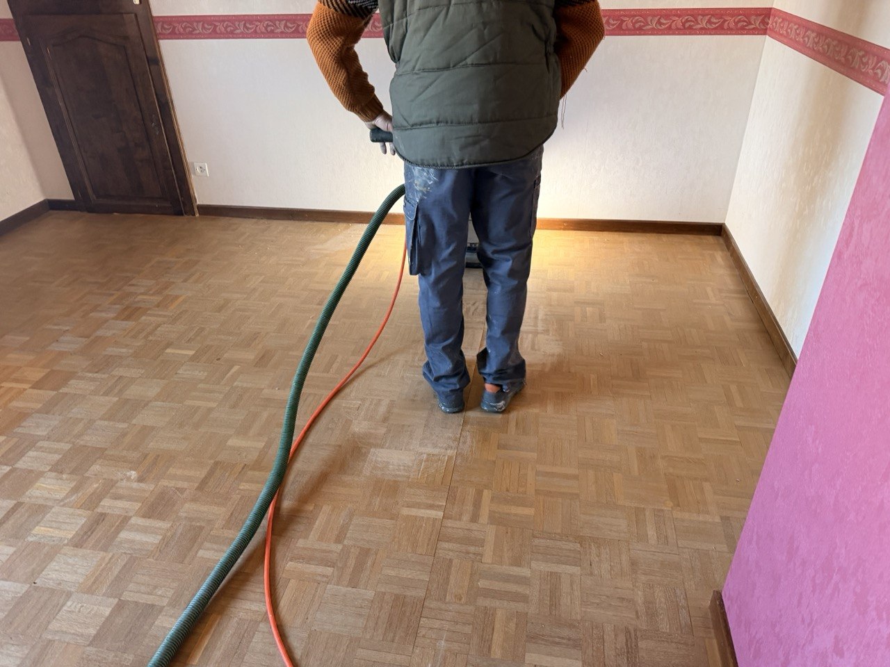 Chambre avec parquet ancien - Contraste tapis